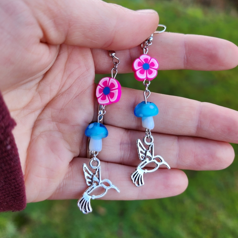 🥳SALE🥳🦙🐦🍄 Spring in the air! Hummingbird mushroom dangle earrings - Picture 7 of 11